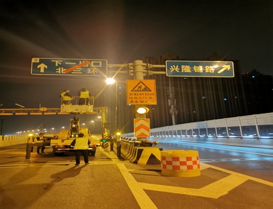 重庆郑州市北三环彩虹桥交通标志牌安装现场